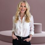 Blond dame i hvit bluse