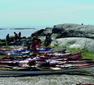 et dusin kajakker på strand