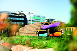 Kajakkboks med utleiebåter i alle farger