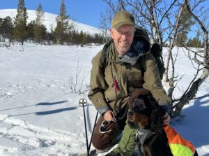 mann på ski og setter