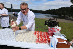 kokk som serverer dessert