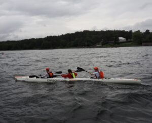Trippel surfski i bølger