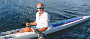 mann med hvit trøye i surfski