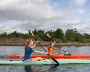 to jenter som padler surfski - under konkurranse